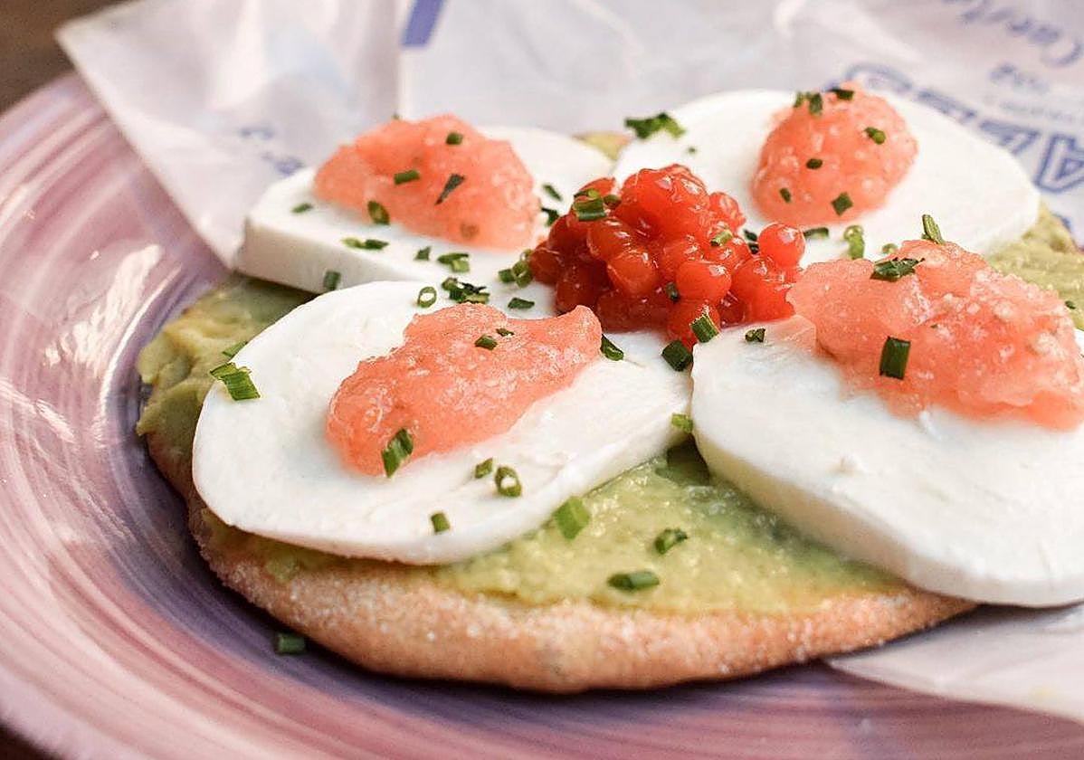 La torta de Inés Rosales con guacamole, tomate y mozzarella de La Bernarda