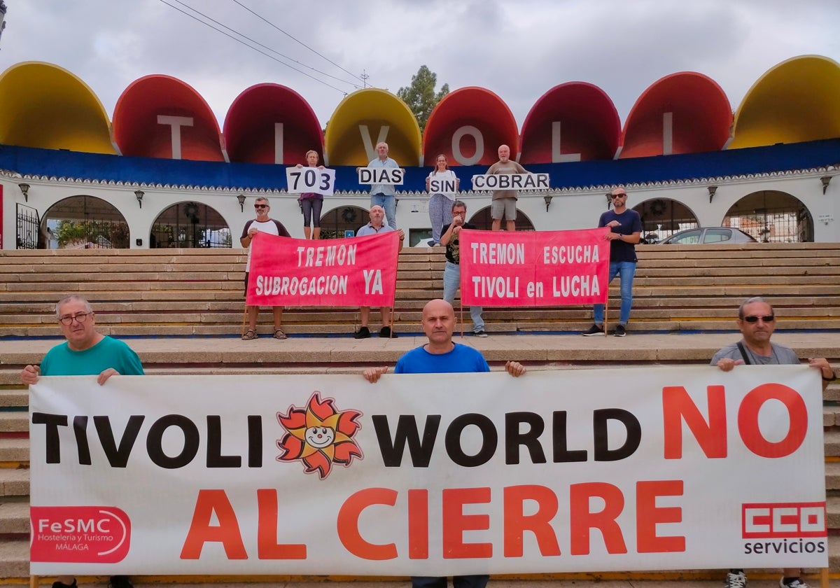 Trabajadores de Tívoli, a las puertas del parque, este miércoles.