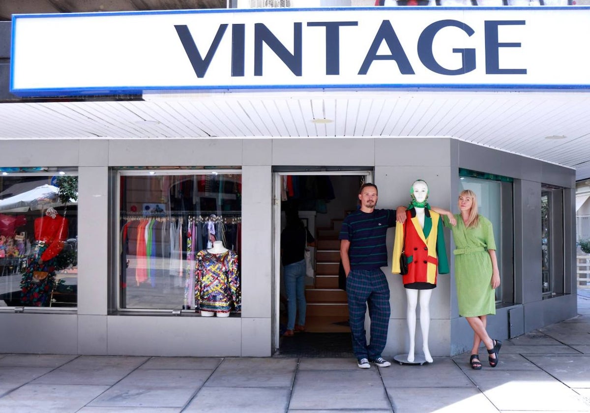 Harri y Veronika posan en la entrada de su nueva tienda, en la calle Tomás Heredia.