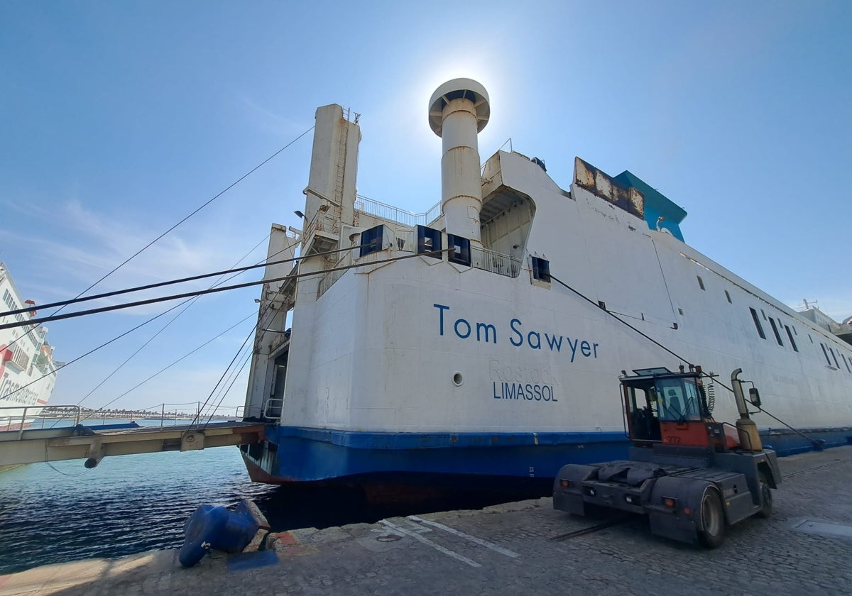 El barco 'Tom Sawyer', ayer amarrado en el Puerto de Málaga.