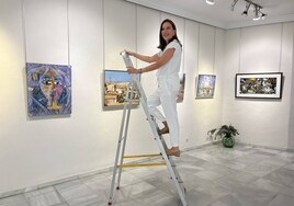 La responsable de la galería, Eugenia Benedito, ultimando detalles del montaje de la exposición.