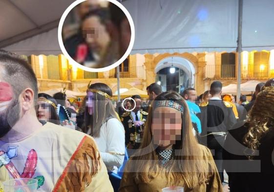 La denunciante, en primer plano, y el párroco al fondo, durante una fiesta de carnaval.