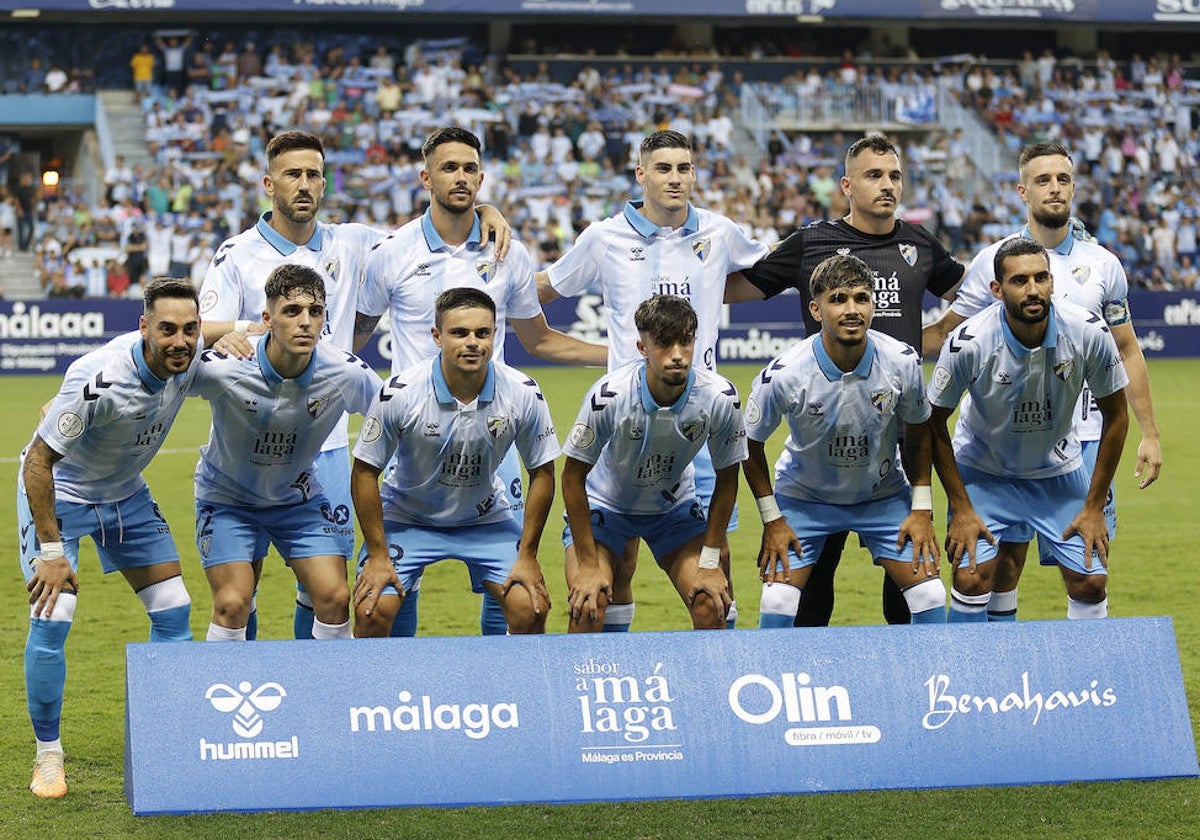 Dioni, Nelson, Roberto, Alfonso Herrero y Genaro (arriba), Víctor García, Gabilondo, Sangalli, Larrubia, Kevin y Galilea (abajo), en la alineación ante el San Fernando en la última jornada liguera.