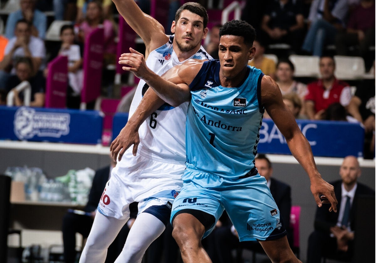 Matej Rudan forcejea con Tyson Pérez en el partido entre el Breogán y el Andorra.