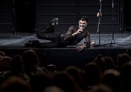 Rodrigo Cuevas exhibió en el Cervantes su condición de animal escénico.