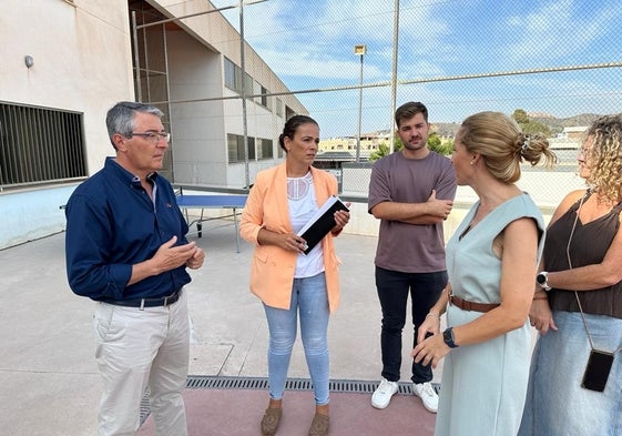 El alcalde y la concejala del área, en la visita a uno de los centros educativos.