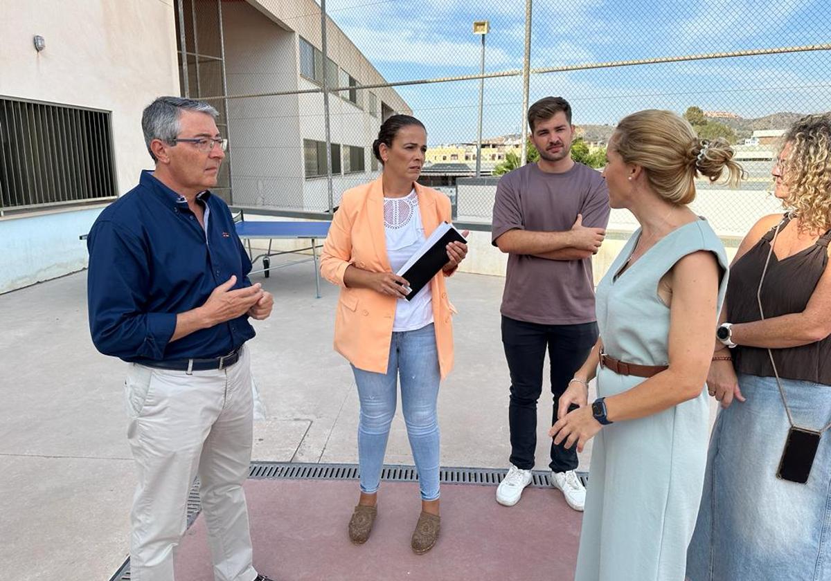 El alcalde y la concejala del área, en la visita a uno de los centros educativos.