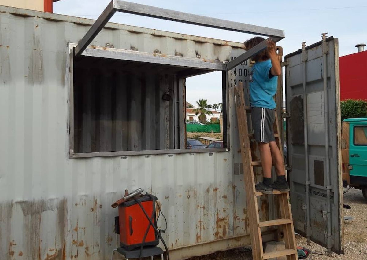 Imagen secundaria 1 - Proceso de transformación del contenedor marino a la Makina Terraza Cultural