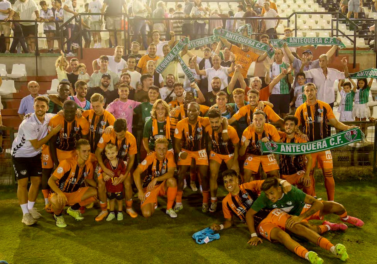 La plantilla del Antequera celebra la victoria con los aficionados desplazados para ver el partido.