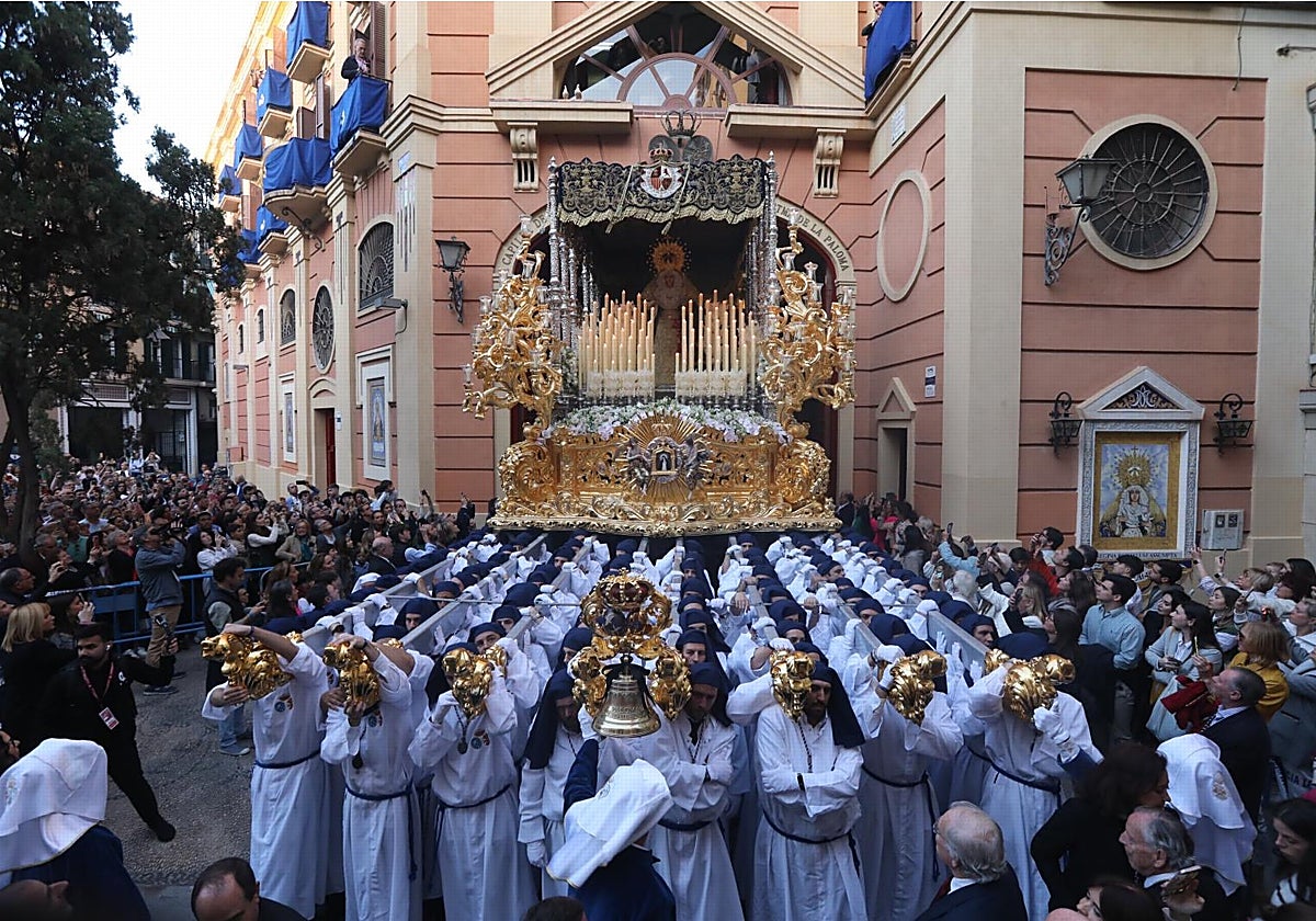 Salida de la Virgen de la Paloma del interior de su capilla el Miércoles Santo.