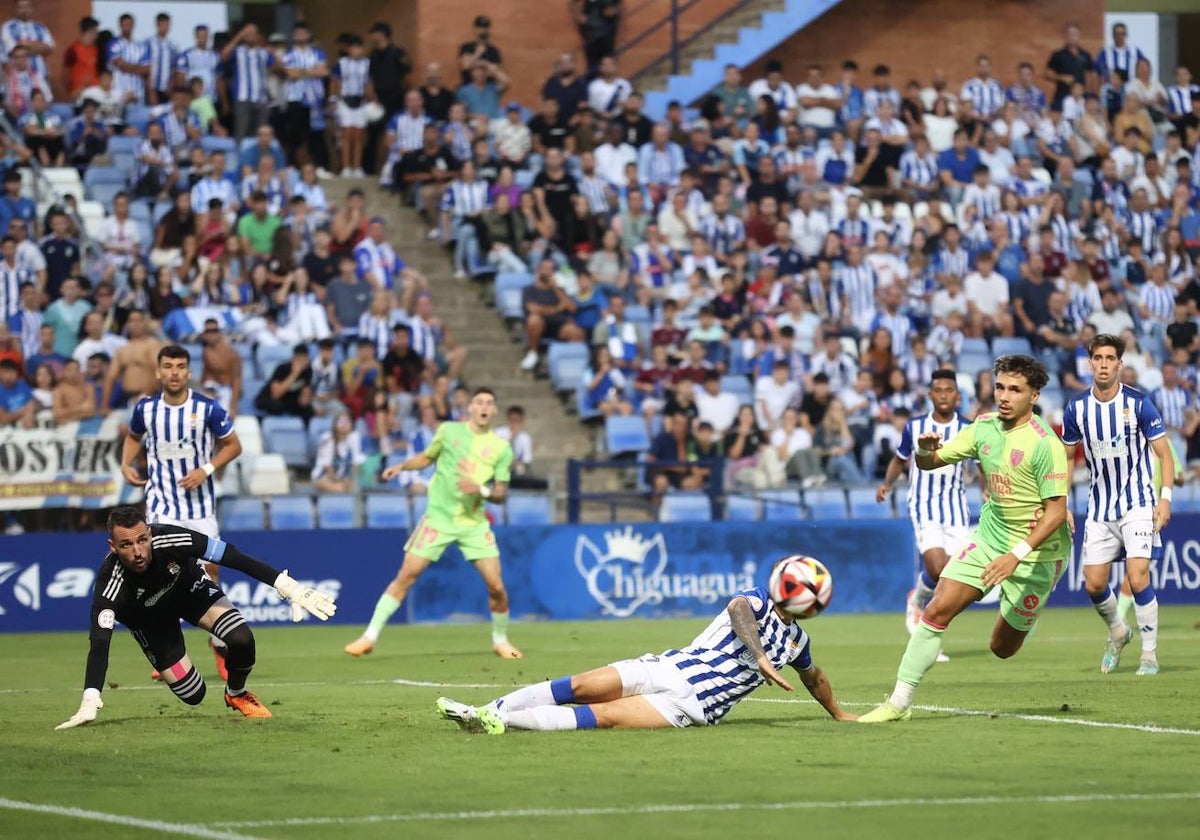 Kevin intenta llegar al balón en en una de las opciones del Málaga en Huelva.