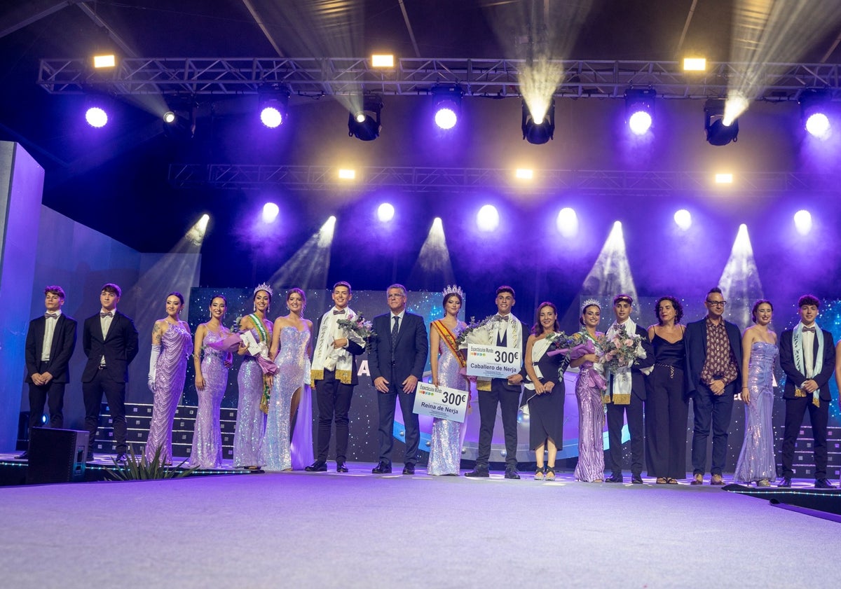 Imagen principal - Arriba, los ganadores del concurso de Reina y Caballero de la Feria de Nerja; abajo, a la izquierda, los pregoneros con el alcalde y la concejala de Fiesta Mayor, y a la derecha, ambiente en el recinto ferial en la noche de este sábado.