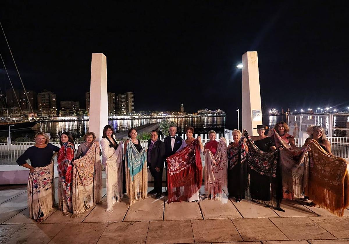 Imagen principal - Unas 200 personas asisten a la Cena del Mantón en memoria de Imperio Argentina contra el cáncer