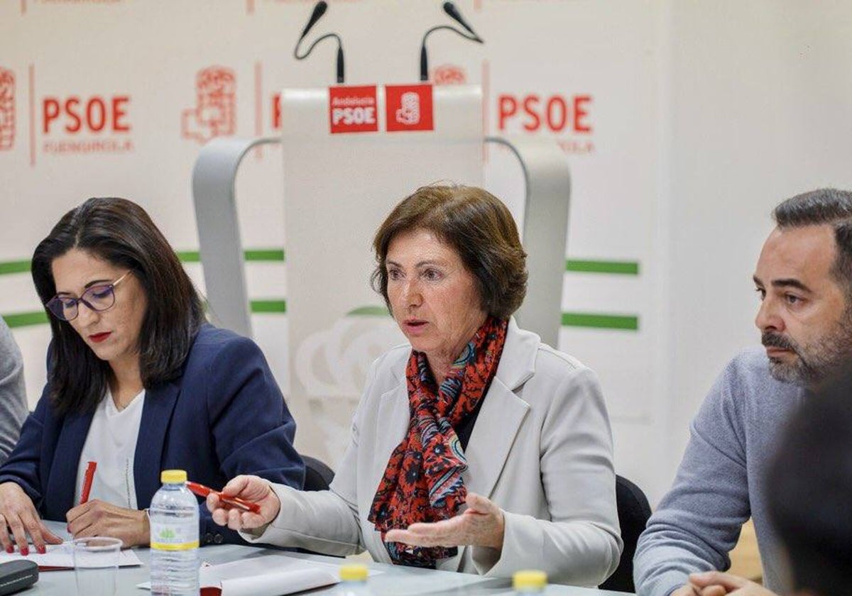 Carmen Segura, en el centro, en una reunión de la dirección local del partido.