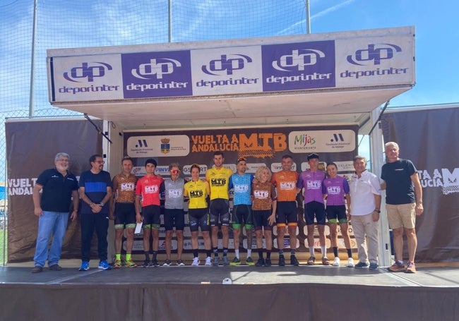Los ganadores de las diferentes categorías, en el podio.