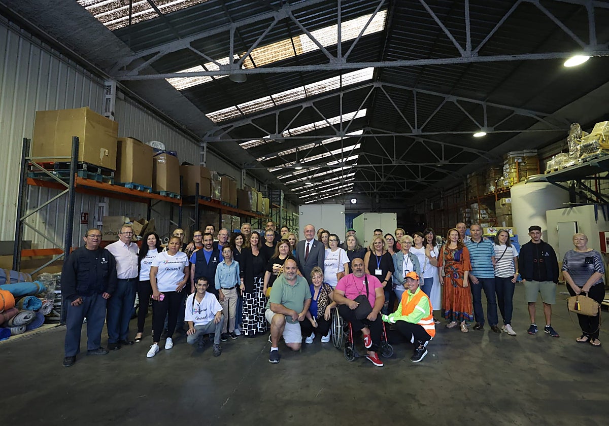 Foto grupal del alcalde y voluntarios.