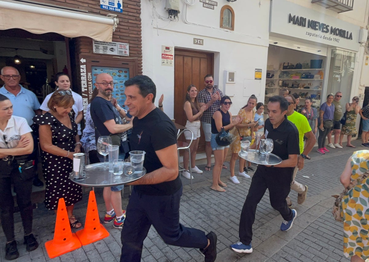 Imagen secundaria 1 - Tres imágenes de la carrera disputada este lunes en Nerja.