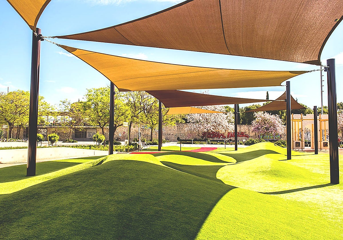 Parte del exterior del centro de autismo en Antequera, ya finalizada la obra, que cuenta con un jardín de casi 20.000 metros cuadrados.