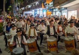 Batucada en la zona comercial de la avenida de la Constitución.
