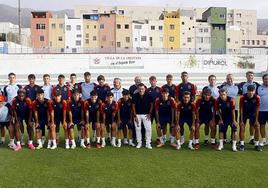 Foto de familia de la selección española sub-18 que va a disputar el torneo 4 Naciones en Tenerife.