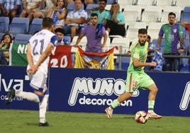 Dani Sánchez conduce el balón durante el partido del Málaga en Huelva.