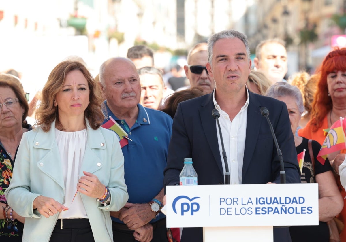 Elías Bendodo, acompañado por Patricia Navarro, en la carpa que ha instalado el PP en la calle Larios.