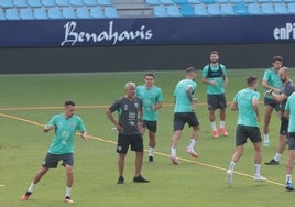 Jugadores del Málaga, con Pellicer, en un entrenamiento de esta semana.