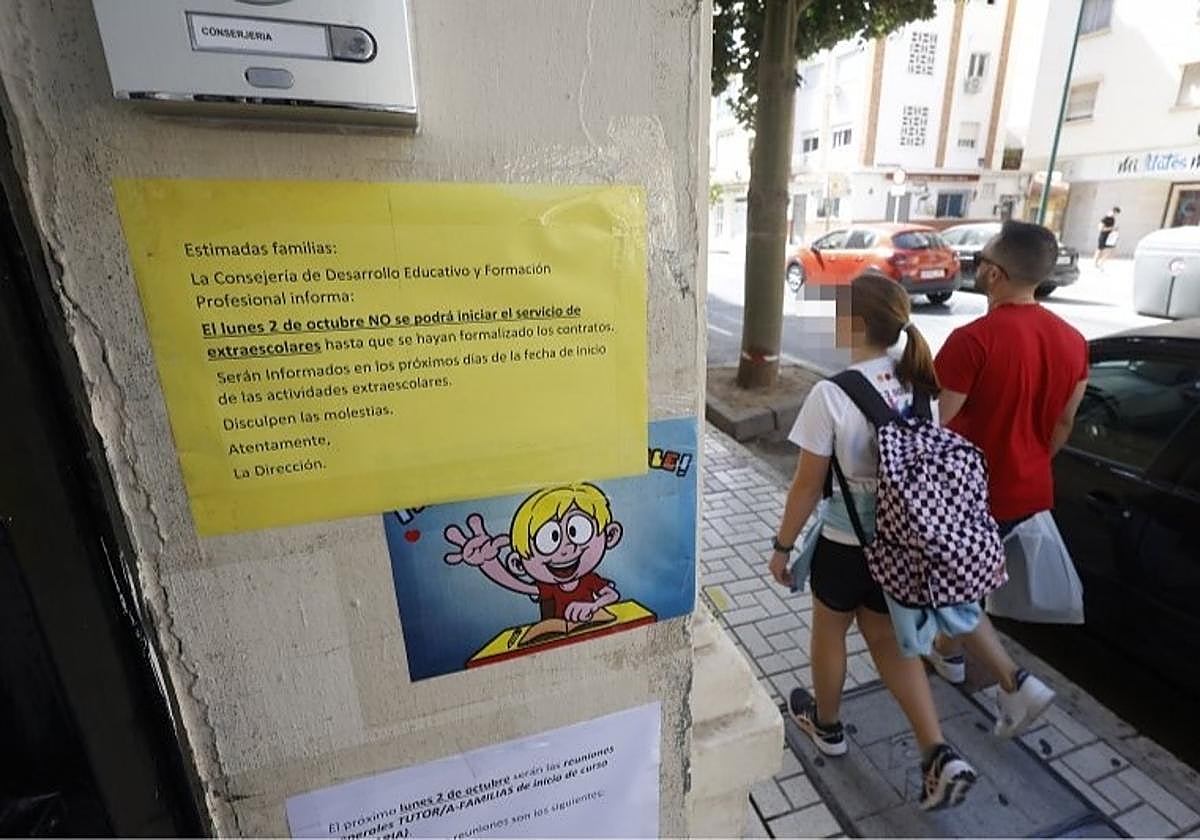 Un letrero informativo en la puerta de un colegio de Málaga informa de que no se puede iniciar el servicio de clases extraescolares.