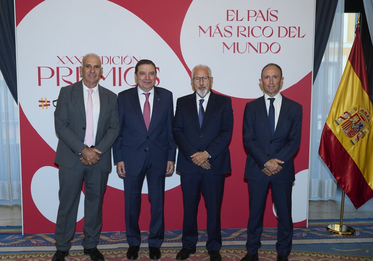 El ministro de Agricultura en funciones, Luis Planas, con José Linares y Enrique Colilles.