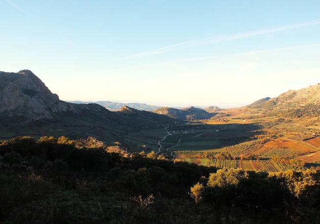 Este recorrido ofrece una bonita panorámica del paisaje de Alfarnatejo