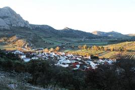 En los primeros metros de esta ruta se puede ver así el pueblo de Alfarnatejo