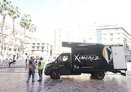 Operarios de Ximenez Iluminaciones en la plaza de la Constitución.