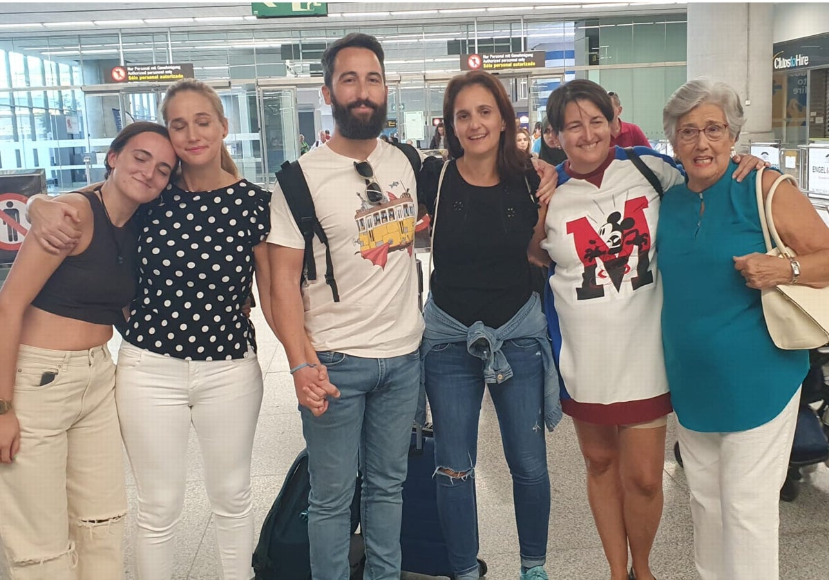 Fran y Cristina, en el centro, con Eva (sobrina), Verónica y Charo (hermanas) y Ana, madre de Cristina.