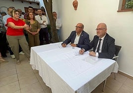 Lupiáñez, a la izquierda, y Pérez Atencia, durante la firma del pacto de gobierno el pasado junio