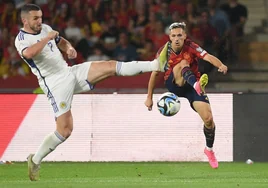 Un centro de Bryan Zaragoza que trata de cerrar McGinn, en el duelo de anoche en Sevilla.