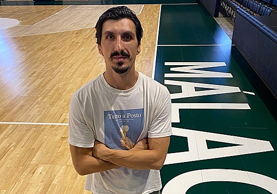 Djedovic posa para SUR en la pista del Palacio de los Deportes tras la entrevista.