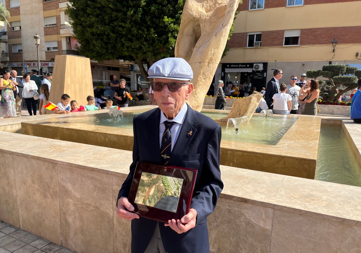 El teniente Rafael Jiménez, con la placa de reconocimiento, este jueves festivo en Rincón de la Victoria.