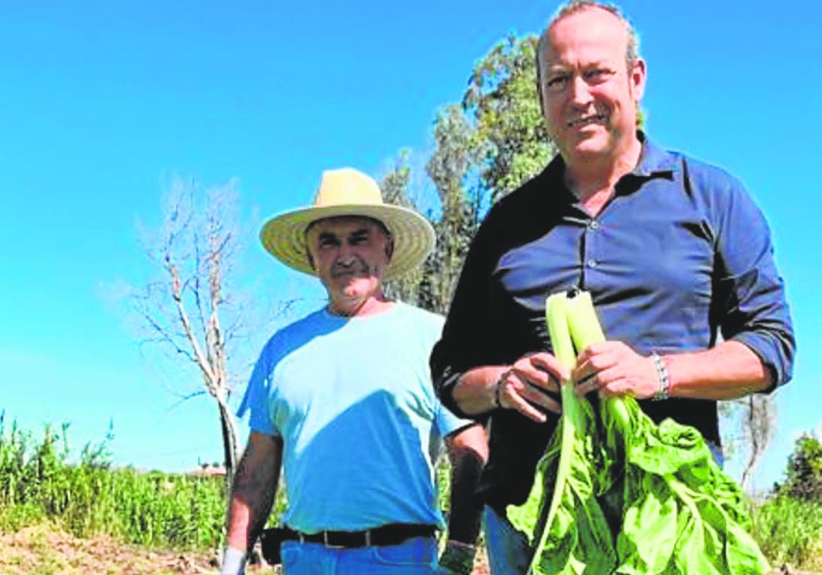 Paco García, con uno de los productores locales.