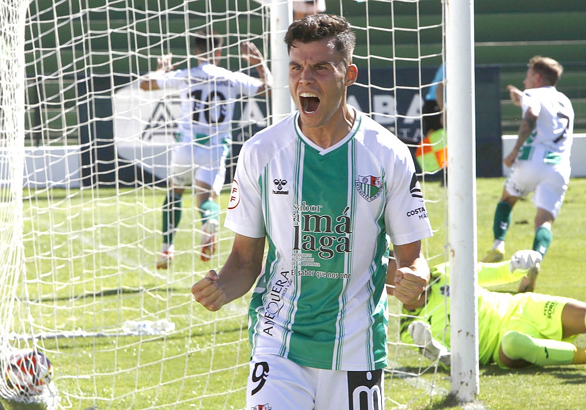 Luismi Redondo celebra un gol de Chema Núñez ante el Atlético Baleares.
