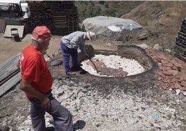 Joseíllo de Rosa y Pepe El Loro, en la calera de Cómpeta que sigue en activo.