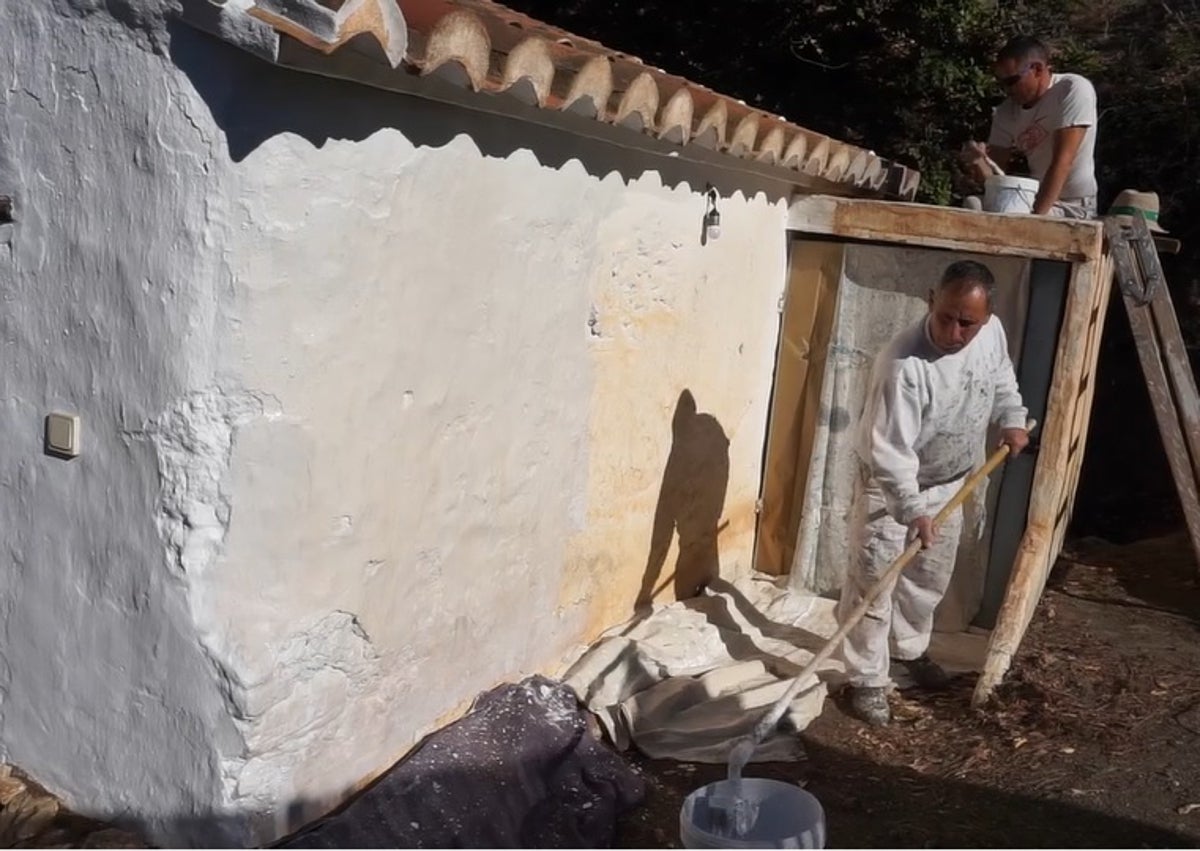 Imagen secundaria 1 - Arriba Joseíllo de Rosa y Pepe El Loro, junto a la calera de este último en Cómpeta; abajo a la izquierda, dos personas encalando un antiguo cortijo en Frigiliana, y a la derecha, piedra de cal viva lista para disolverse en agua y pintar con ella.