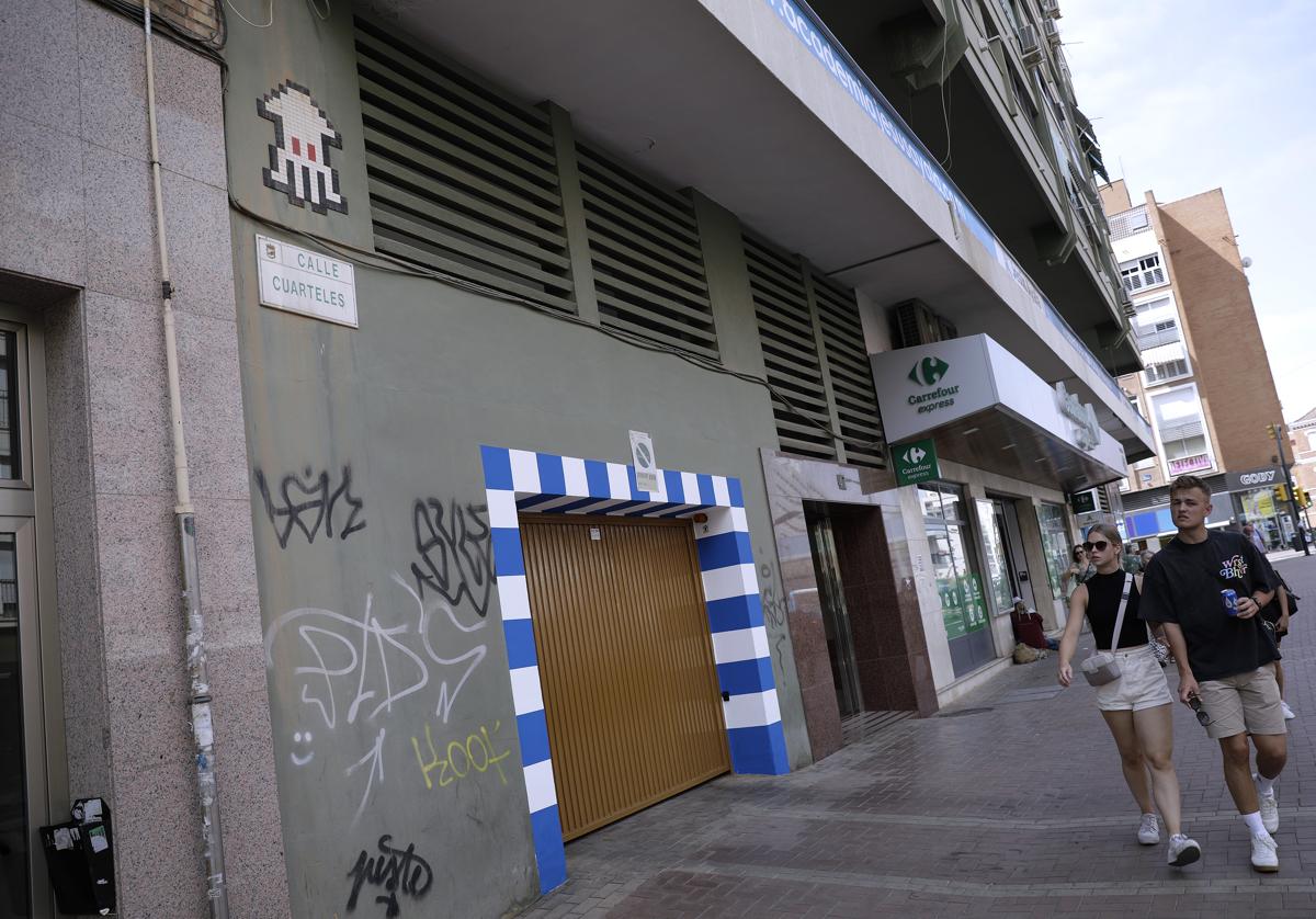 Uno de los mosaicos de Invader que aún puede verse en la calle Cuarteles.