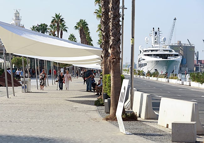 El superyate, visto desde el Muelle Uno.