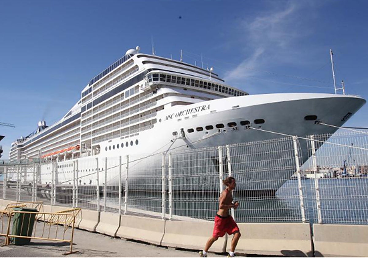 El crucero MSC Orchestra, atracado en el Puerto de Málaga.