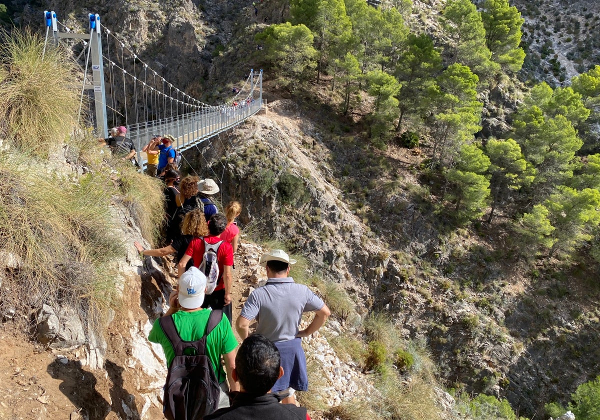 Imagen de la pasarela del Saltillo en el barranco de Los Almachares, con más de 50 metros de caída.