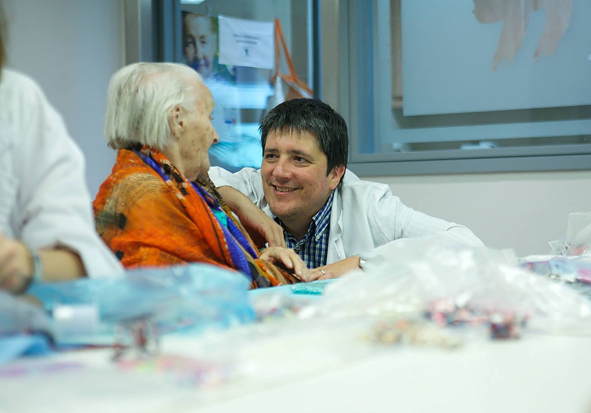 En Málaga, se desarrolla junto al equipo de Atención Psicosocial perteneciente a la Fundación Cudeca.