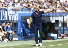 Pellicer dirige a sus hombres en el partido del jueves pasado en La Rosaleda.