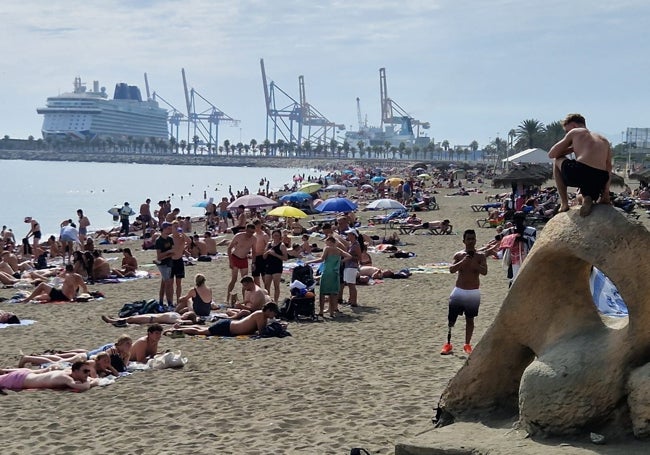 Los días para bañarse en Málaga se estiran ante la ausencia de lluvias.