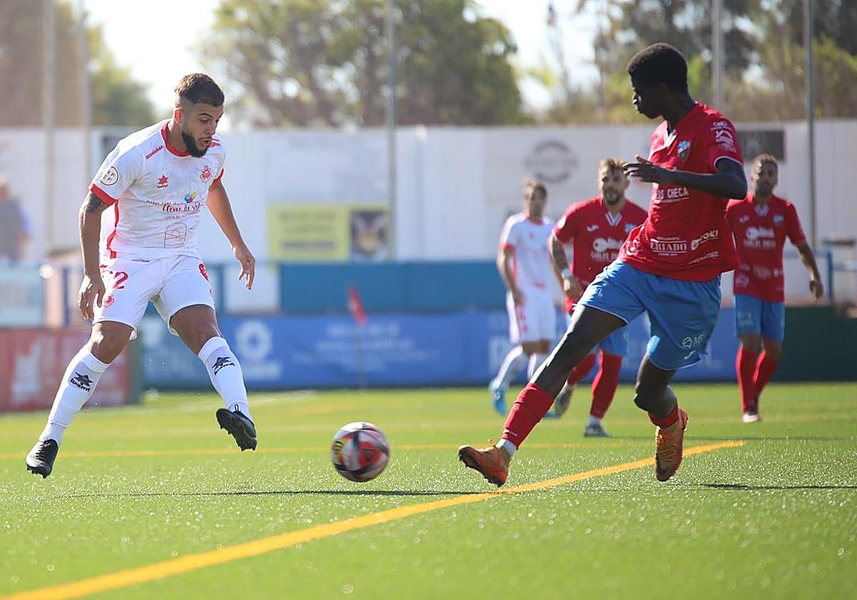 Imagen del derbi axárquico entre el Torre del Mar y el Rincón en el estadio Manuel Azuaga.