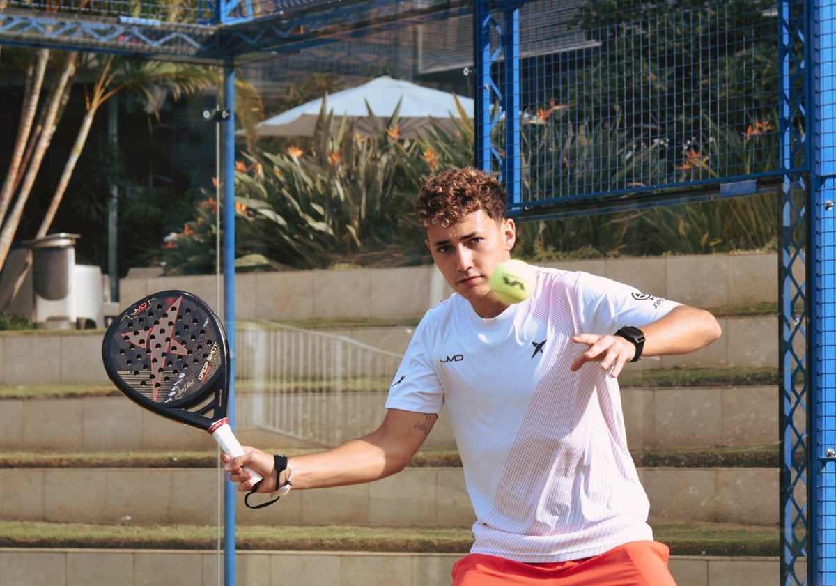 Imagen principal - Collado, durante un entrenamiento en El Higuerón Resort, con Álex Ruiz y a las órdenes de Jorge Cárdenas.